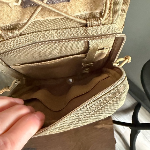 Maxpedition remora gearsling Khaki Bag. Lots of pockets and holders. Euc. - Picture 4 of 8